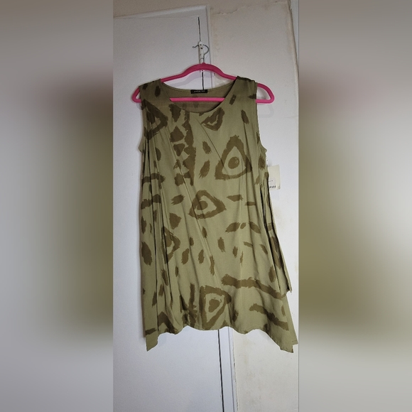 sleevless blouse. Size small - Picture 2 of 4